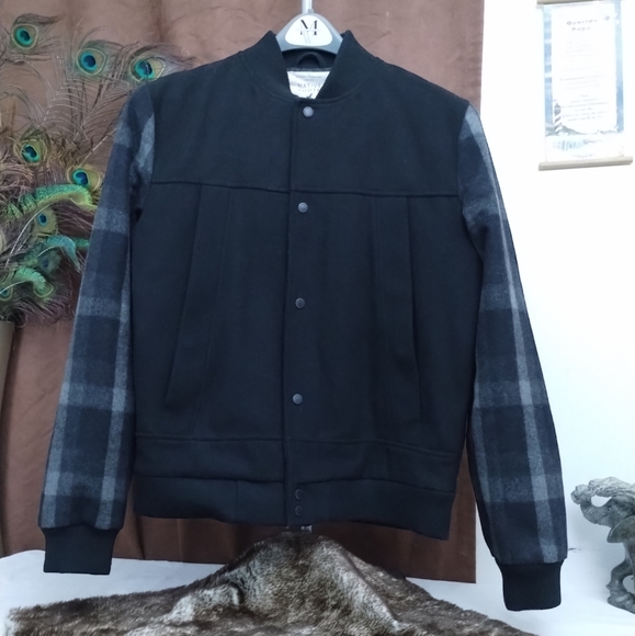Native Youth Plaid Sleeve Snap Closure for Men Size Large Black Gray Wool